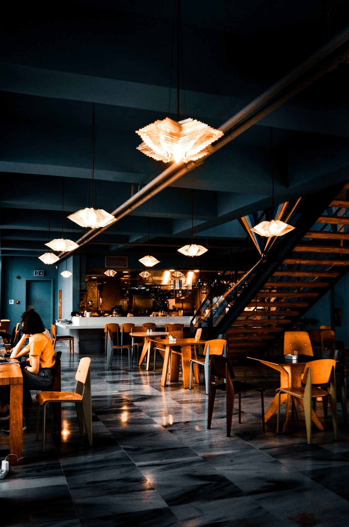 Restaurant mit warmem Licht und Holzmöbeln
