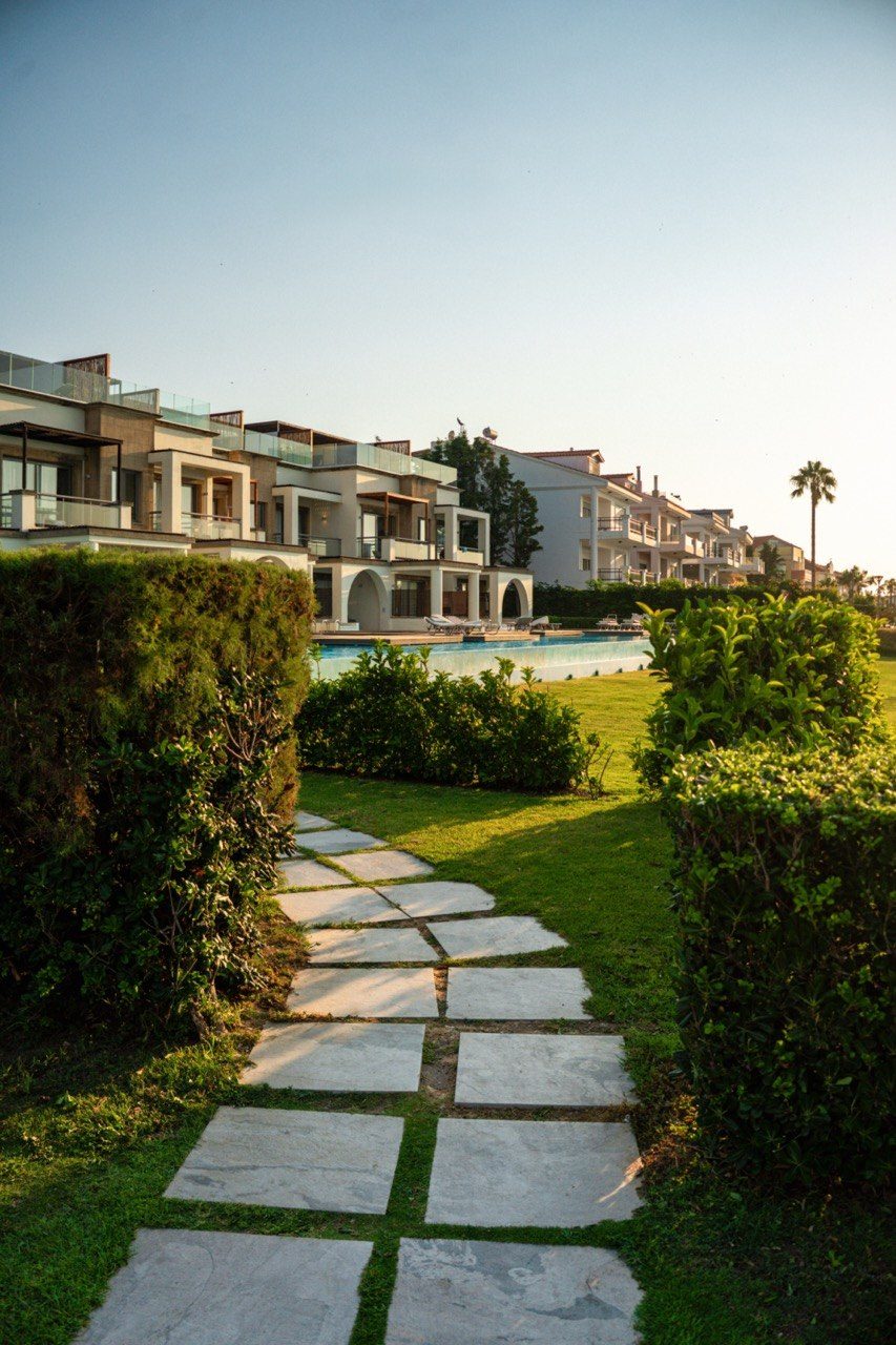 Hotelanlage mit Pool und Garten am Abend